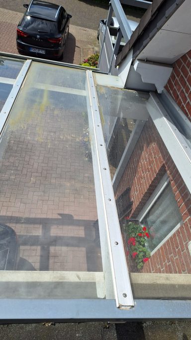 Glasüberdachung vor der Reinigung